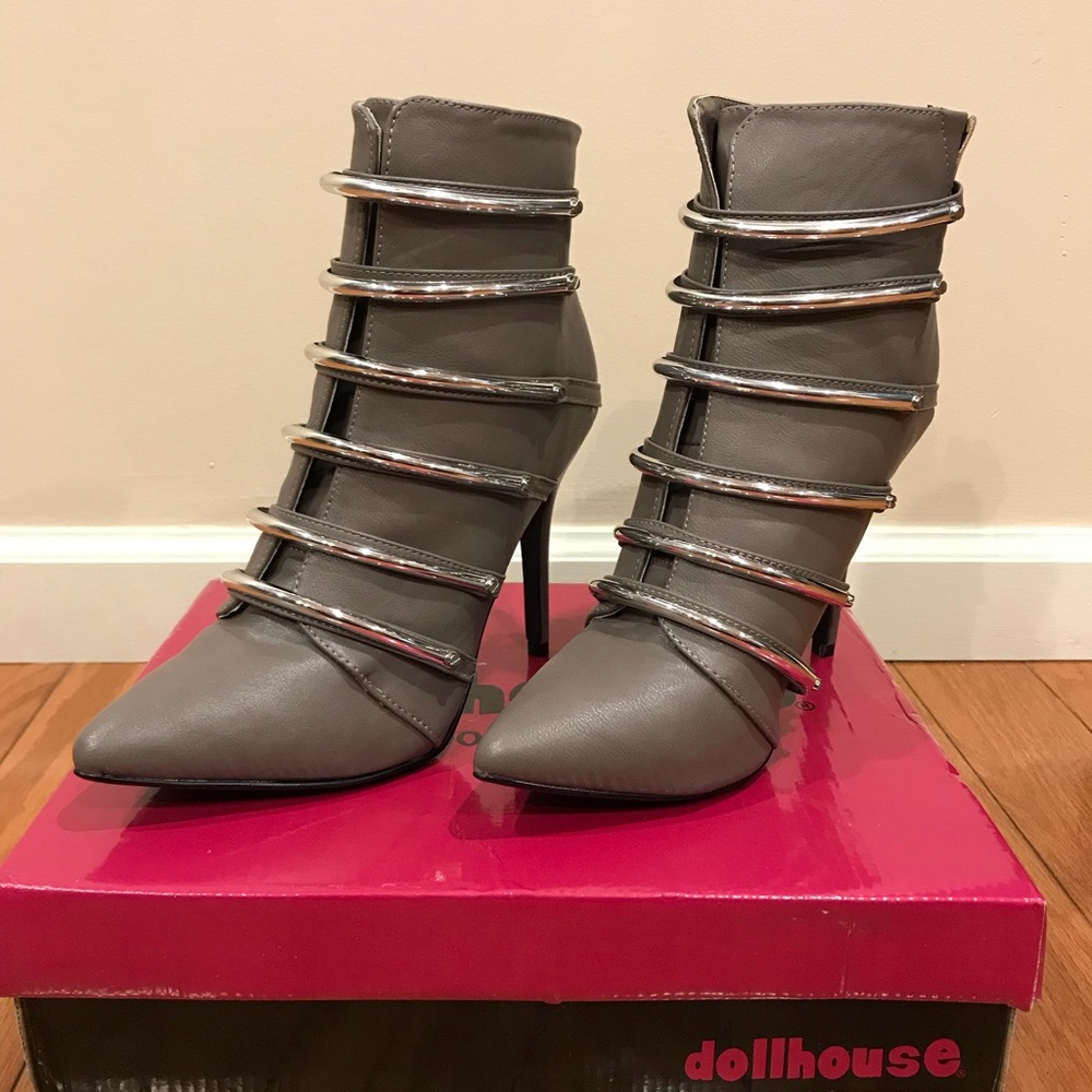 NWT Dollhouse grey and silver bootie - Size 9